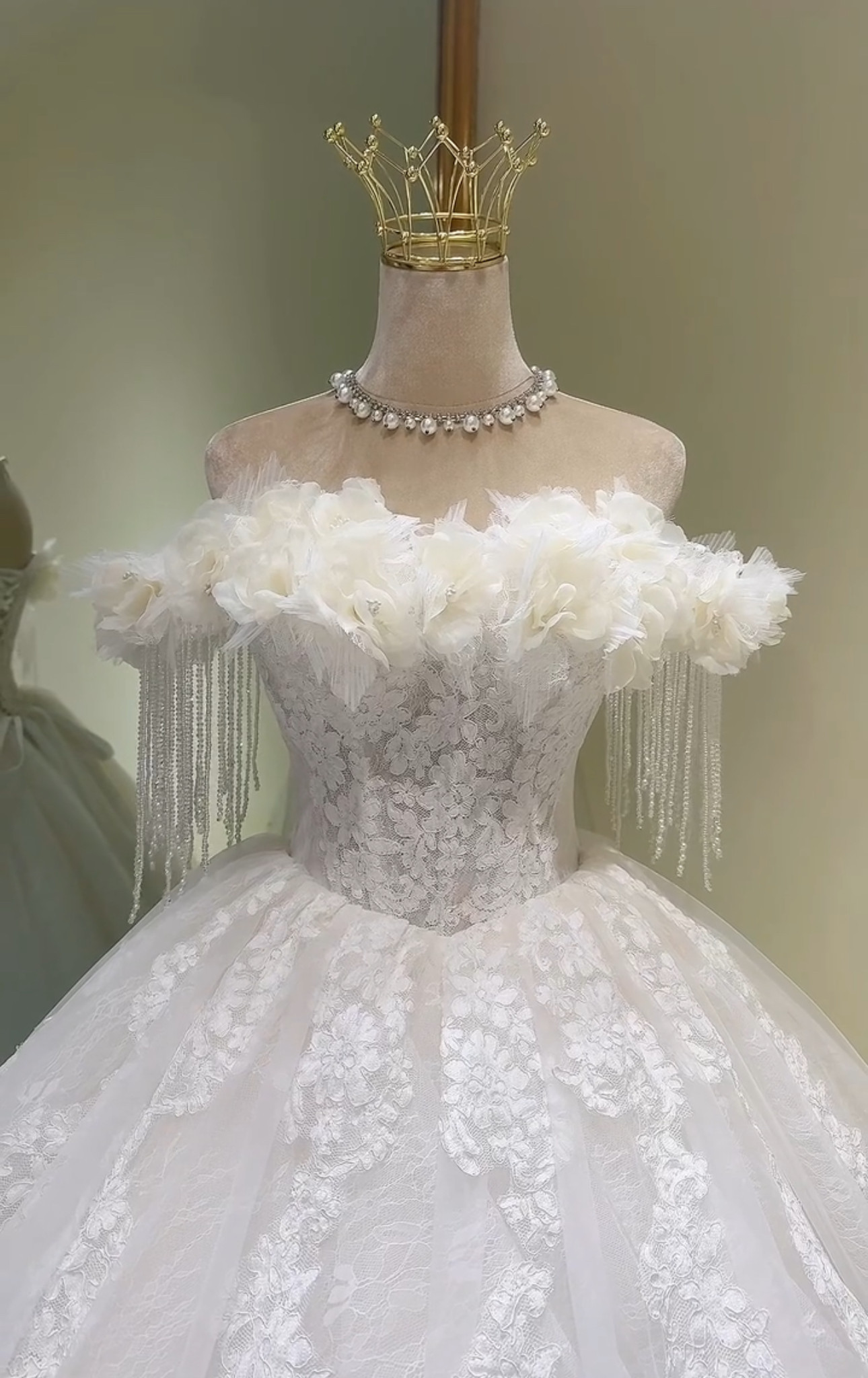 激売れ人気商品　エレガントな小花レース　ブライダル　ウェディングドレス　白　二の腕カバー　オフショルダー　フレアスカート