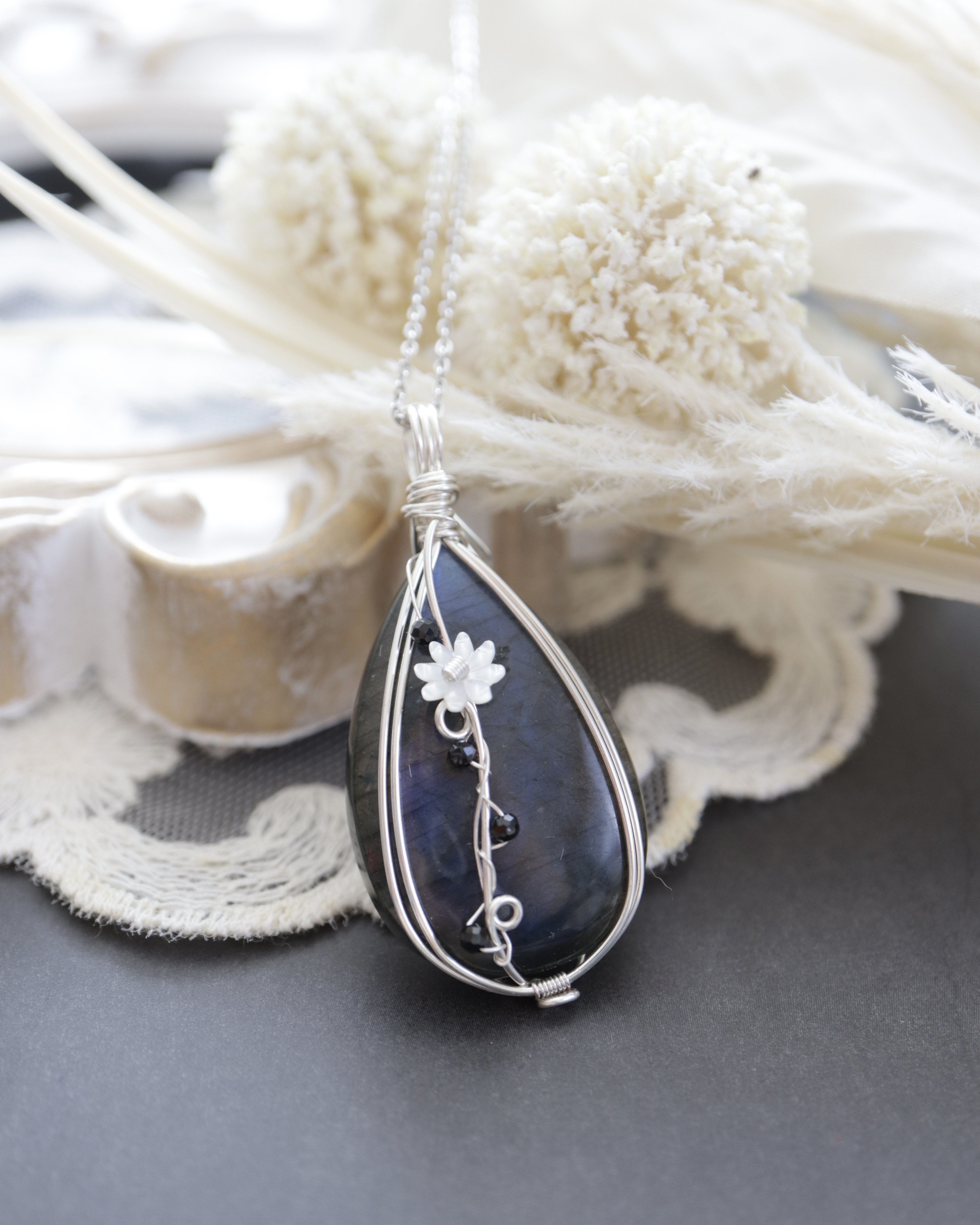 【1点もの】ブラックラブラドライト《影の煌き》｜天然石アクセサリー