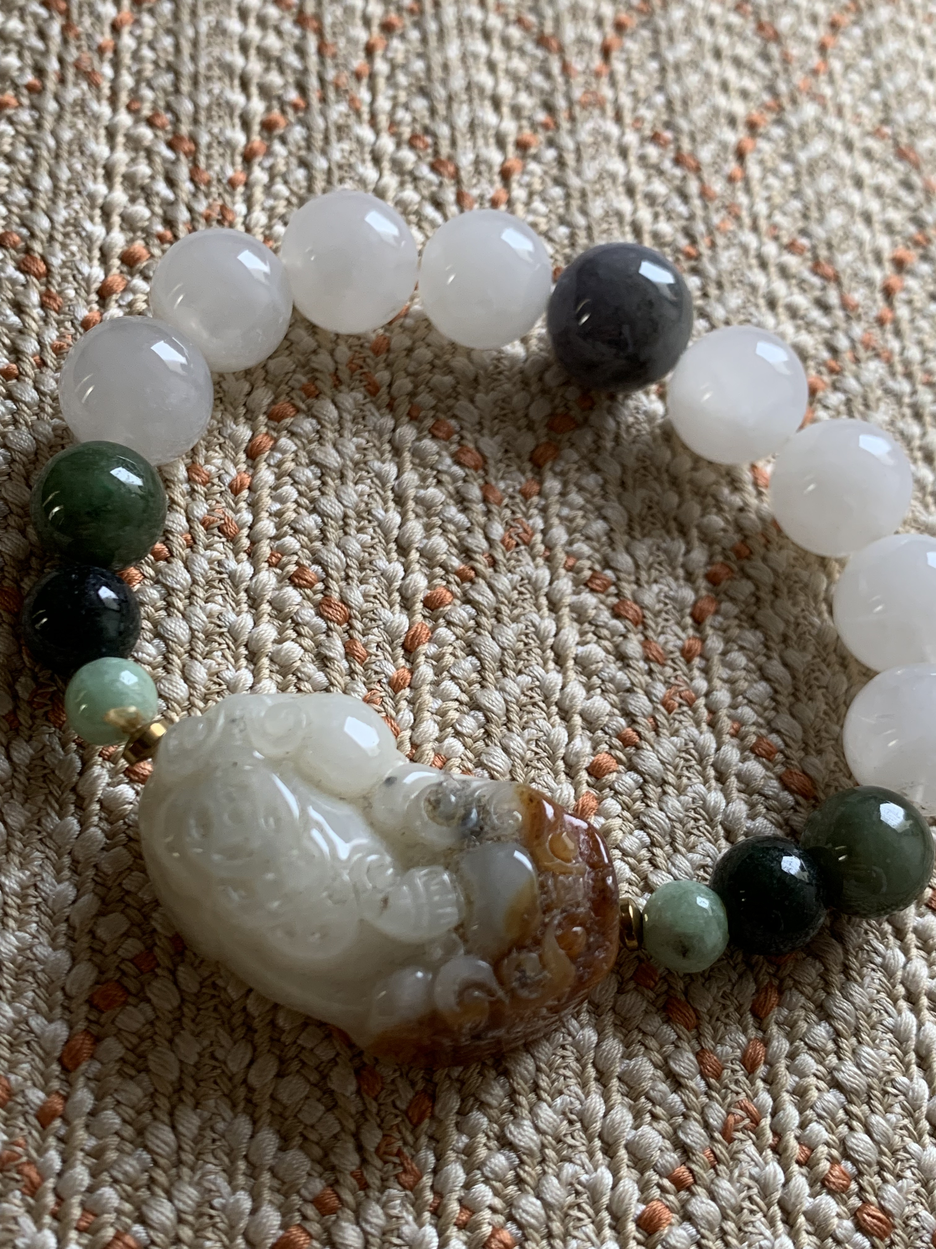 黄龍玉ヒキュウ彫り珠と鑑別済み 無処理珠 ミャンマー翡翠とヒマラヤムーンクオーツのブレスレット
