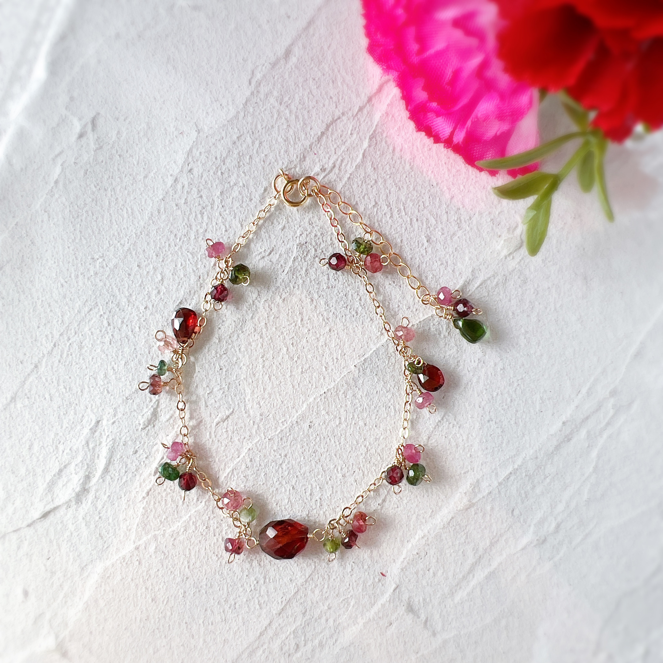 カーネーションブレスレット　天然石　ガーネット　トルマリン　花　14kgf   ラッピング対応