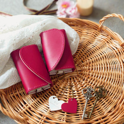 【刻印サービス】【結婚・記念日・還暦のお祝いに】紅白ハートペアキーケース＆ハートチャーム※袋ラッピング無料 2枚目の画像