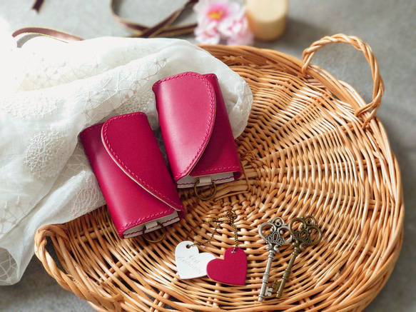 【刻印サービス】【結婚・記念日・還暦のお祝いに】紅白ハートペアキーケース＆ハートチャーム※袋ラッピング無料 2枚目の画像