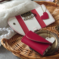 【刻印サービス】【結婚・記念日・還暦のお祝いに】紅白ハートペアキーケース＆ハートチャーム※袋ラッピング無料 1枚目の画像