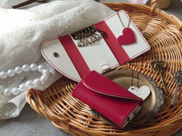 【刻印サービス】【結婚・記念日・還暦のお祝いに】紅白ハートペアキーケース＆ハートチャーム※袋ラッピング無料 1枚目の画像