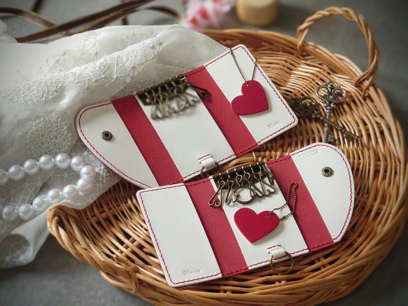 【刻印サービス】【結婚・記念日・還暦のお祝いに】紅白ハートペアキーケース＆ハートチャーム※袋ラッピング無料 3枚目の画像