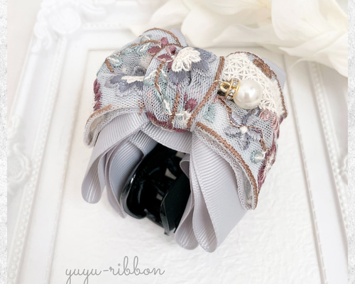 no.156 ハンドメイド　デニム刺繍リボンとビジューの華やかヘアクリップ✩.＊ no.156 ハンドメイド デニム刺繍リボンとビジューの華やかヘアクリップ