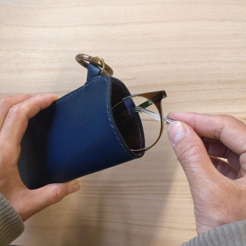 すぐ取り出せる✦開閉式丸リング付 本ヌメ革 裏地付メガネケース/名