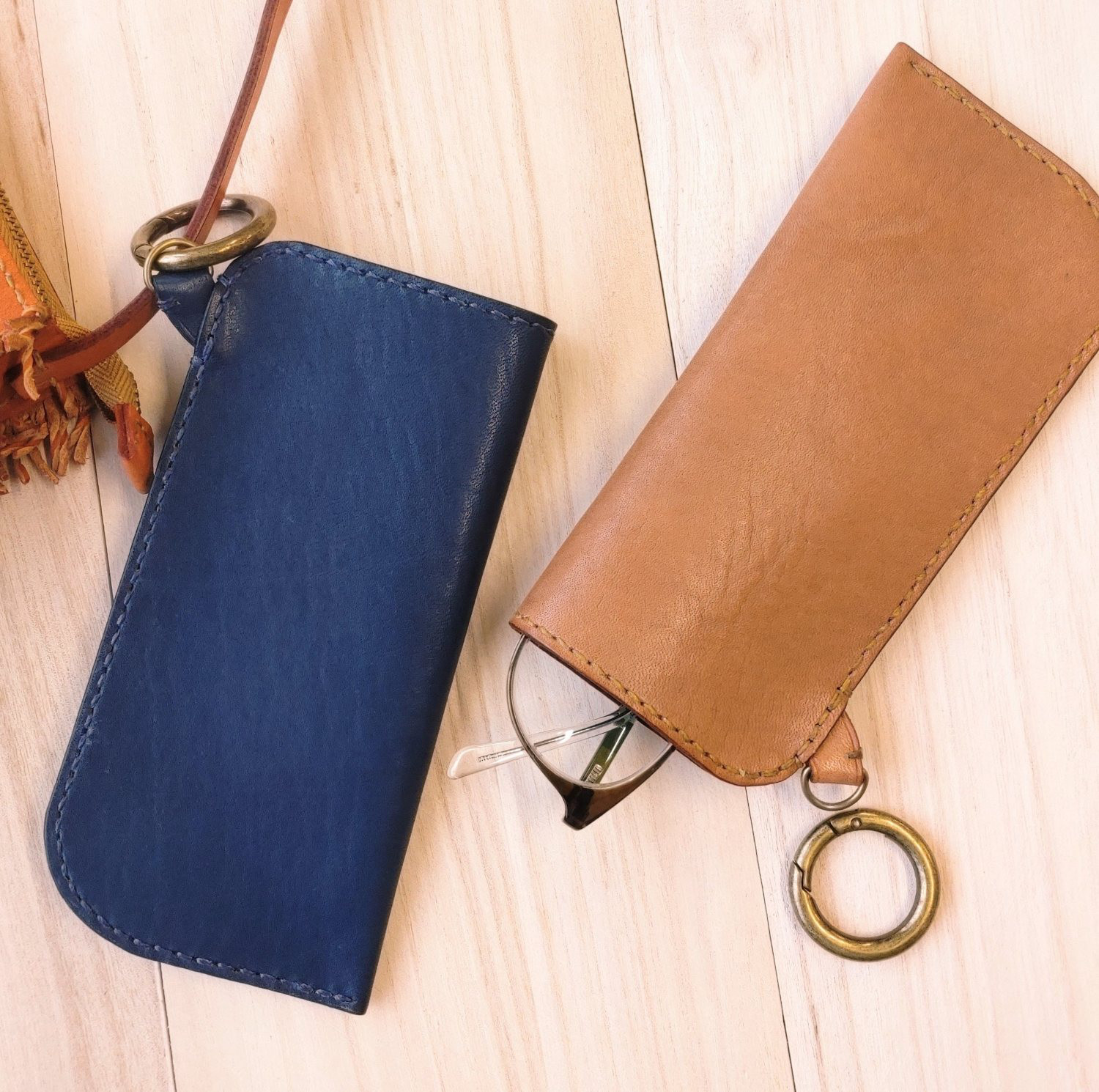 すぐ取り出せる✦開閉式丸リング付 本ヌメ革 裏地付メガネケース/名入れ/ブラウン・ネイビーブルー/手染め・手縫い 旅行