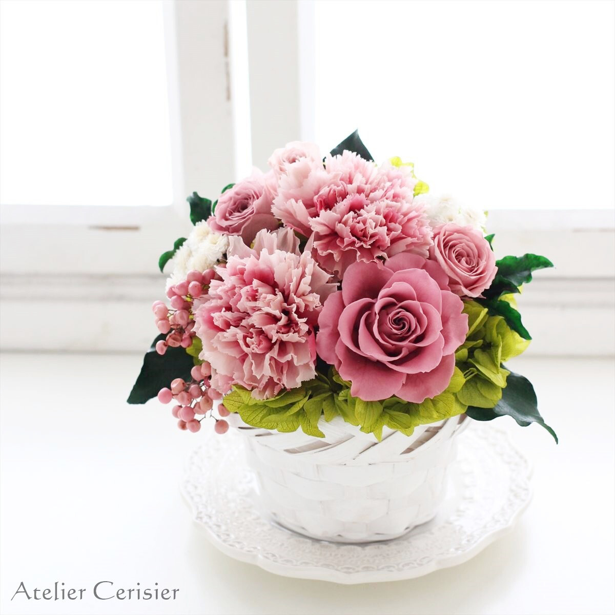 プリザーブドフラワー＜ホワイトバスケット＞ピンク カーネーション バラ 【Creema限定】