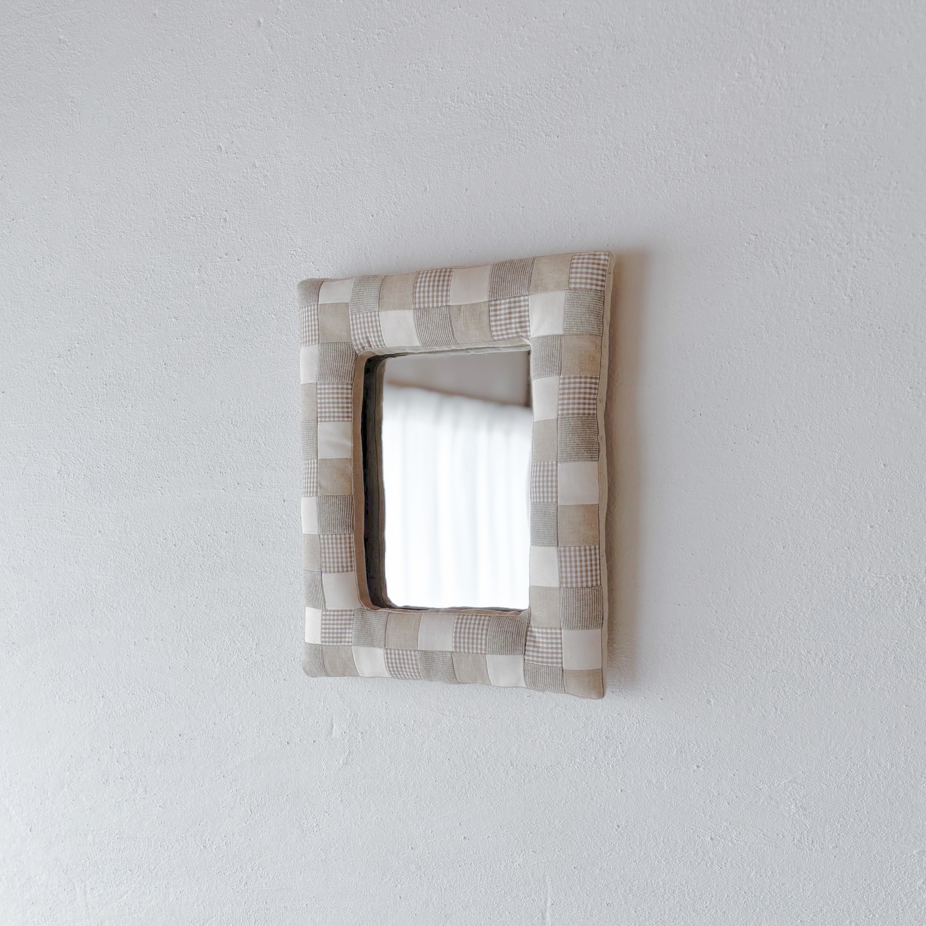 ナチュラルなパッチワークの壁掛け鏡｜ナチュラルモダンなインテリア