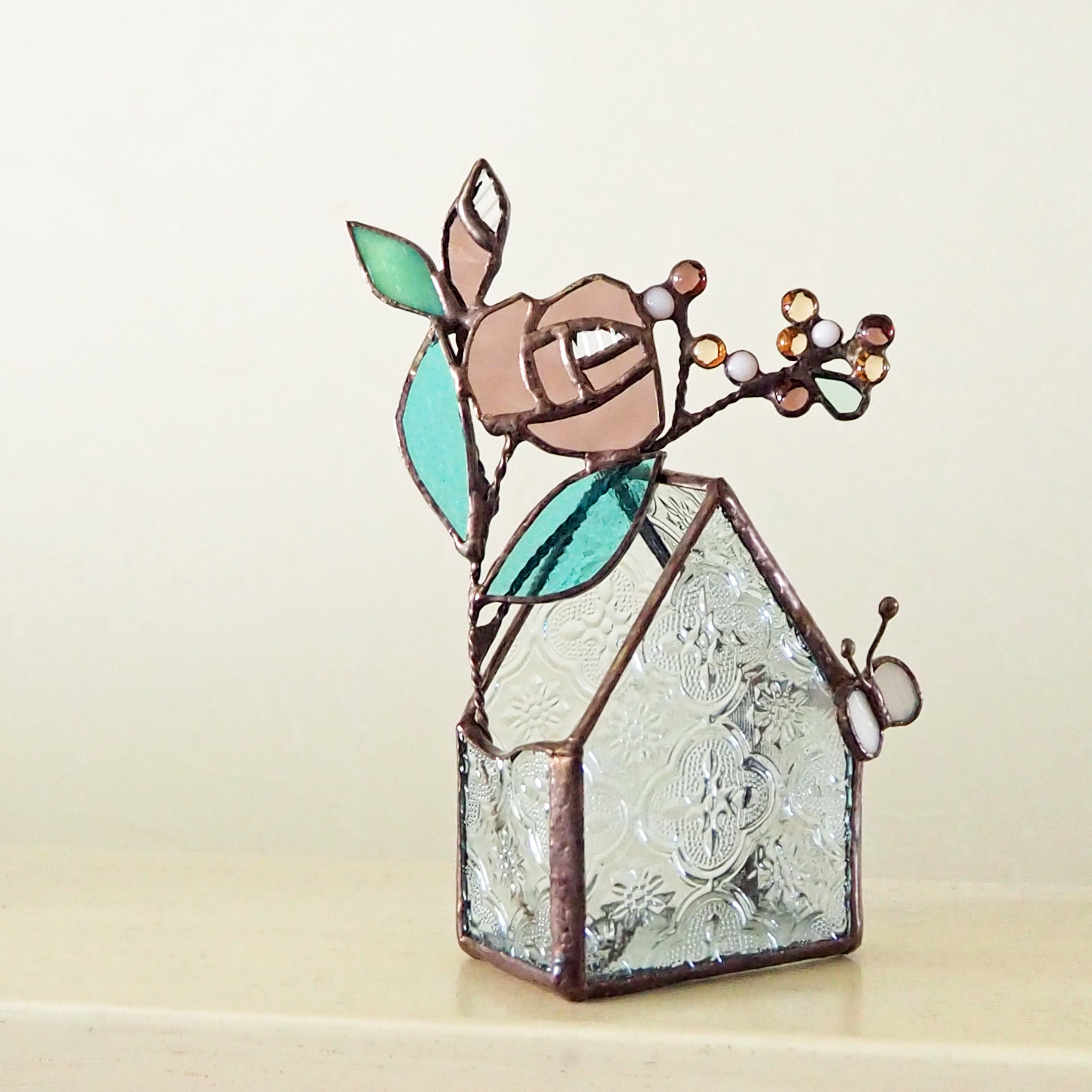 アンティークの家に咲く、ステンドグラスのシックなバラの一輪挿し兼小物入れ