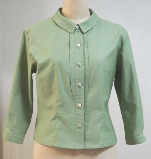 台衿付きシャツカラーのブラウス（グリーン地）