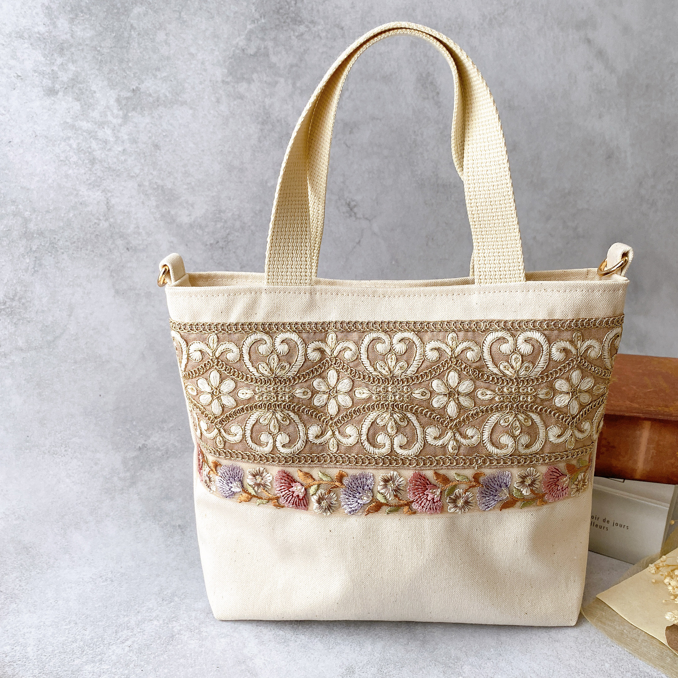 ちょこ　インド刺繍ホワイト　ショルダーバッグ2way ハンドメイド ちょこ様専用 インド刺繍ホワイト ショルダーバッグ2way