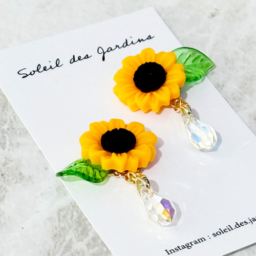 ひまわりデザインの樹脂製ピアス、小さめのサイズで可愛らしさを演出