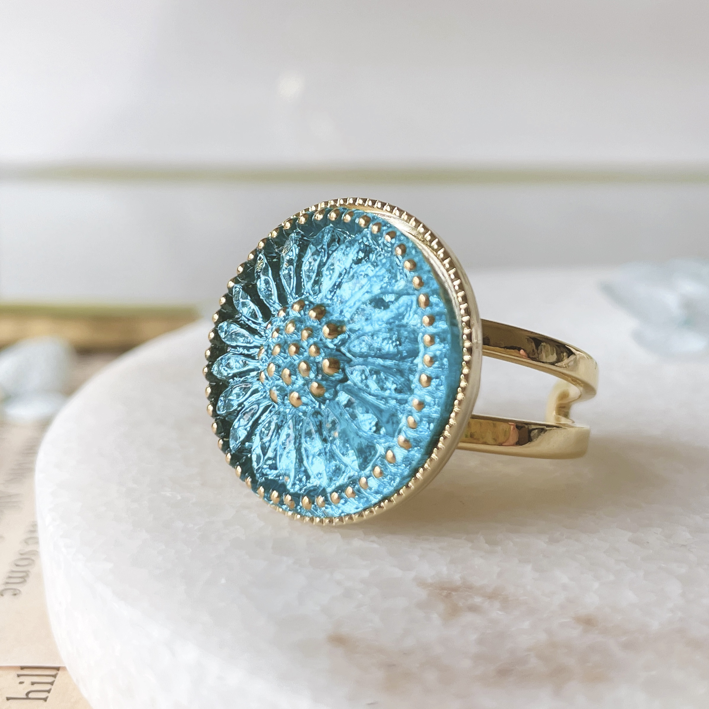 青空に咲く花 – チェコガラスボタンフラワーのリング フリーサイズ