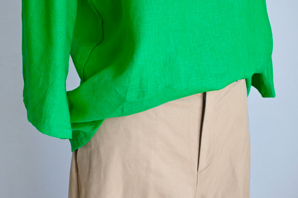 ビビッドグリーン＊襟はすっきりVネック＊着心地抜群リネン100%＊選べる丈＊M〜3L 2枚目の画像
