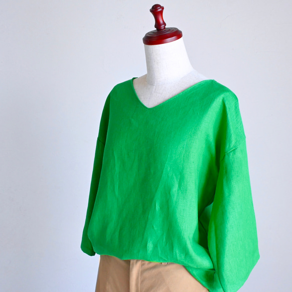 ビビッドグリーン＊襟はすっきりVネック＊着心地抜群リネン100%＊選べる丈＊M〜3L 3枚目の画像