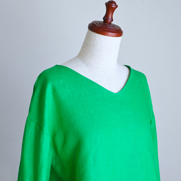 ビビッドグリーン＊襟はすっきりVネック＊着心地抜群リネン100%＊選べる丈＊M〜3L 4枚目の画像