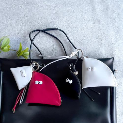 バッグチャームにも！ お財布がわりにも！ 本革2D▽MONSTER△ ポーチ