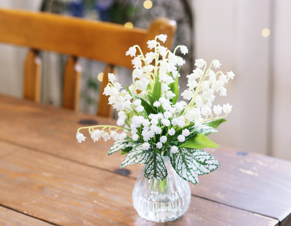 1年中飾れる「スズランとかすみ草のガラス花瓶アレンジ」水替え不要