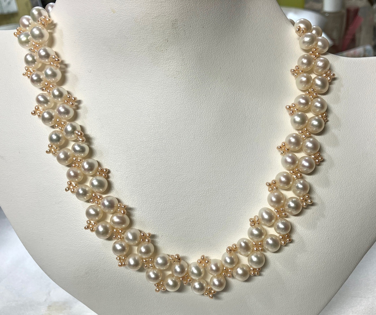 2色の淡水真珠を使った編み込みネックレス　レース編みのような可憐さ