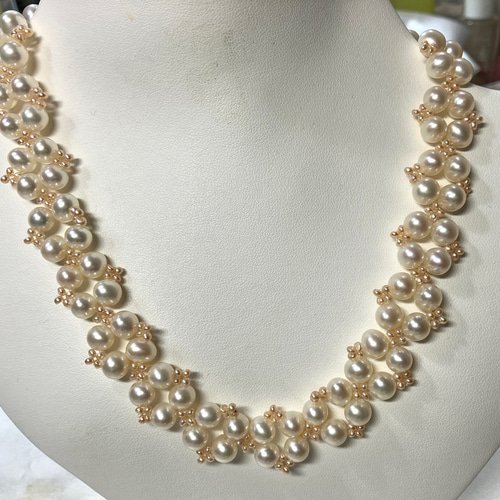 2色の淡水真珠を使った編み込みネックレス レース編みのような可憐さ