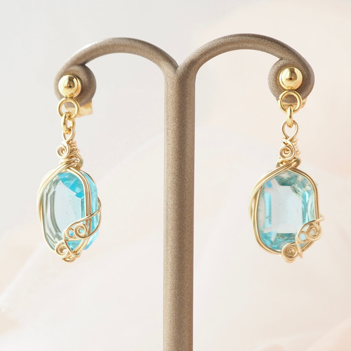 Vintage グラスストーン 輝くアクアマリンブルーのピアス イヤリング