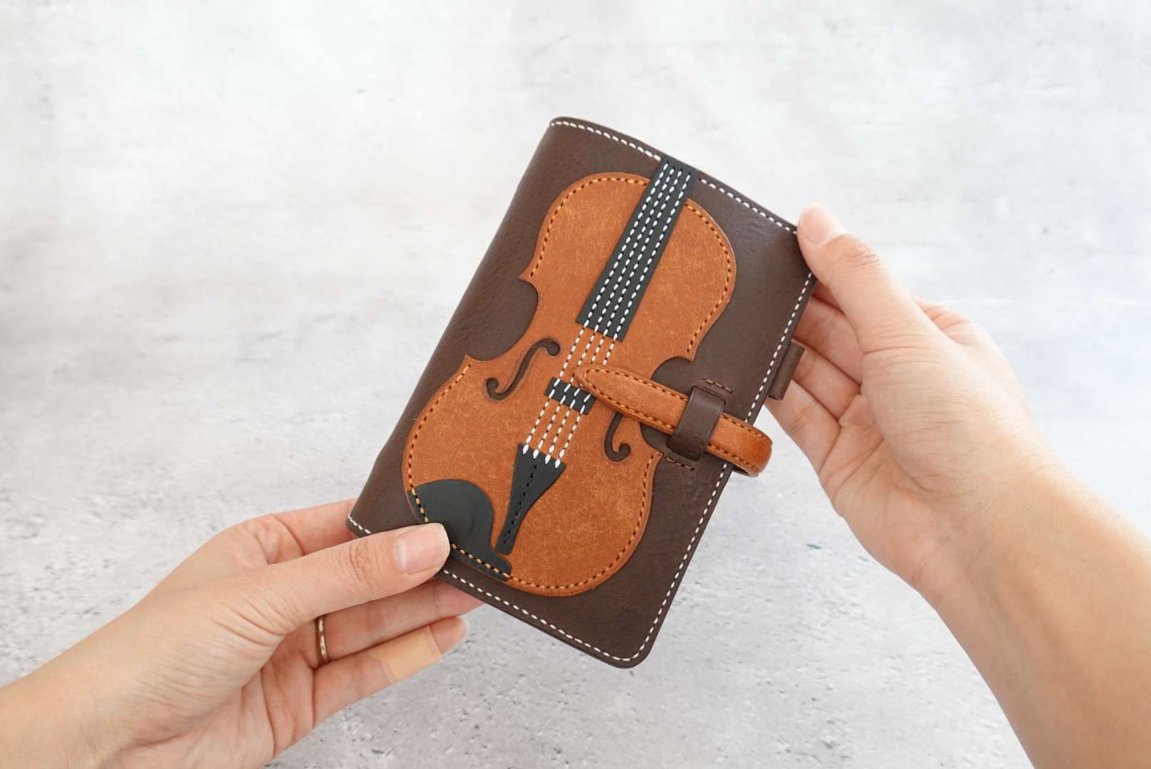 エレガンスの旋律 - コントラバスデザイン手帳カバー