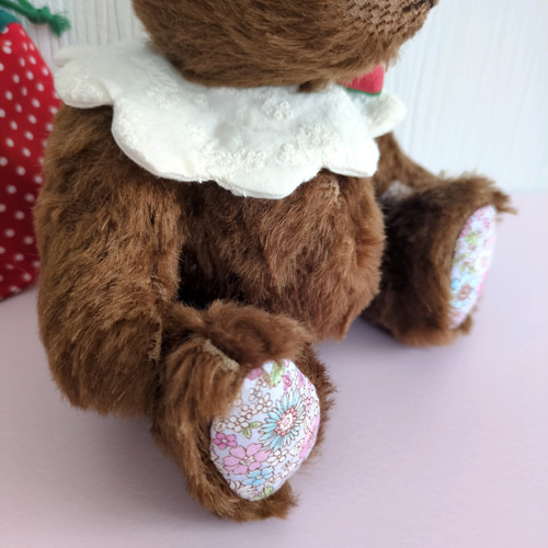 くまのぬいぐるみ レースのつけ襟＆おなかぽっこりのテディベア こげ茶