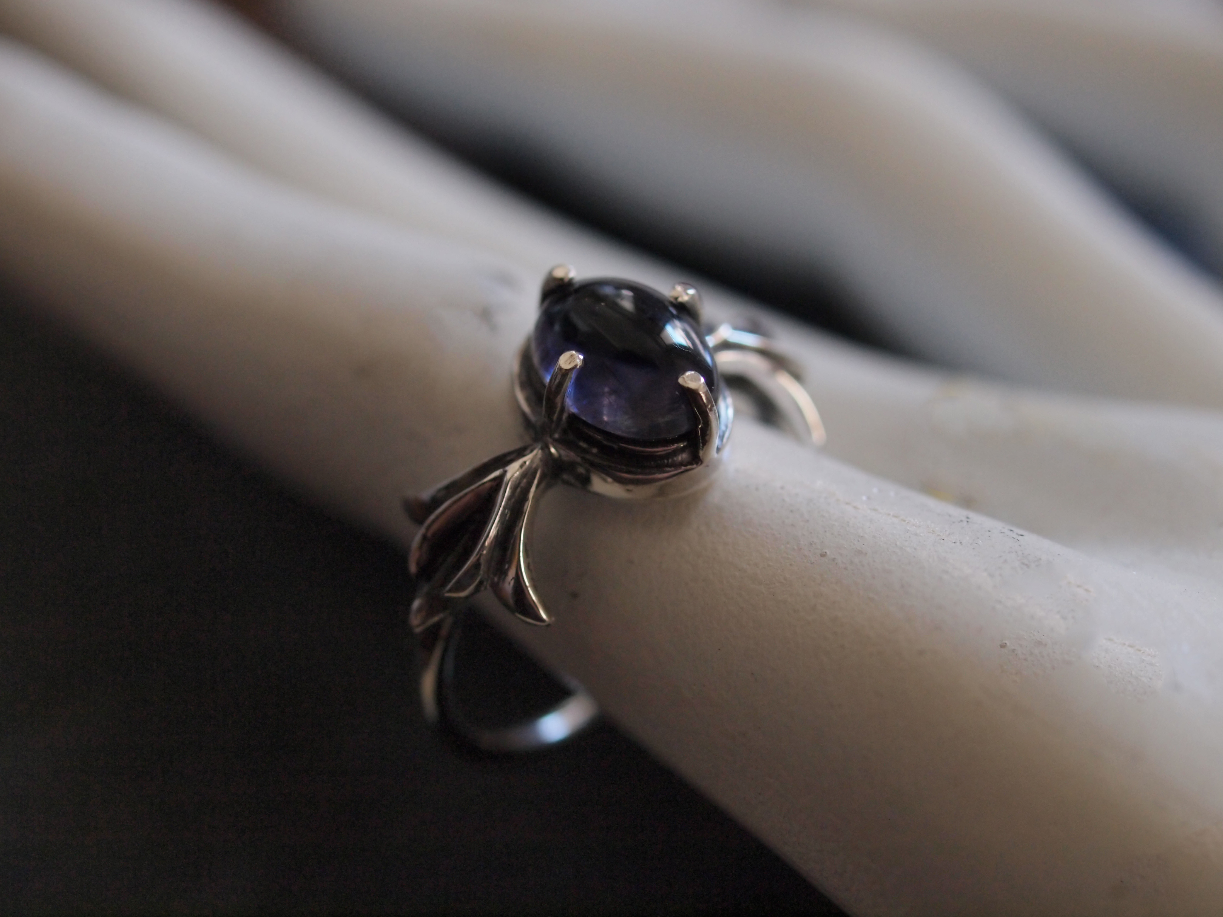 アイオライトの百合のリング