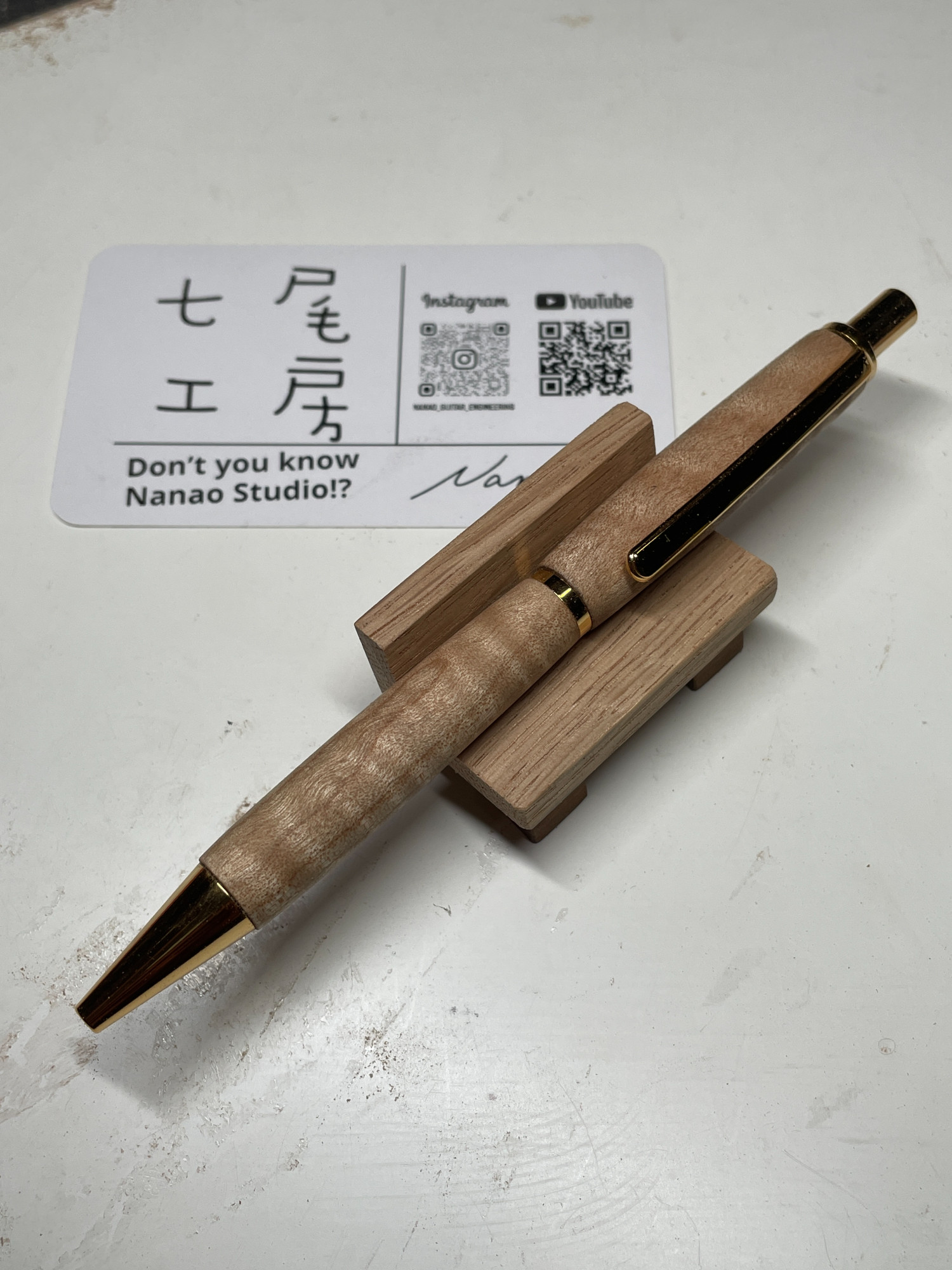ギター材で製作した木軸ボールペン【トラ杢メイプル】