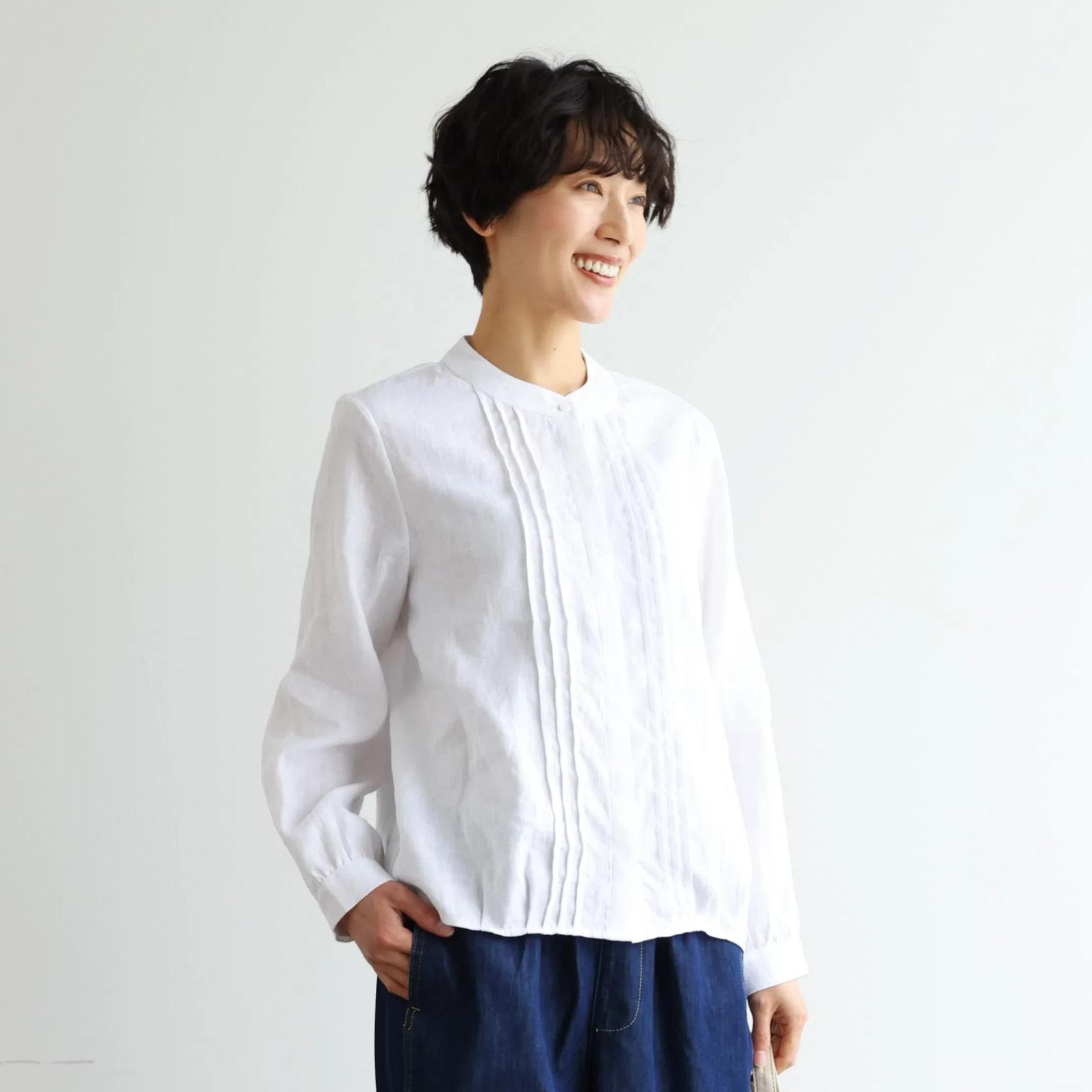 様々なシーンで活躍する万能アイテム　ピンタック入り　リネンシャツブラウス　ホワイト250412-1