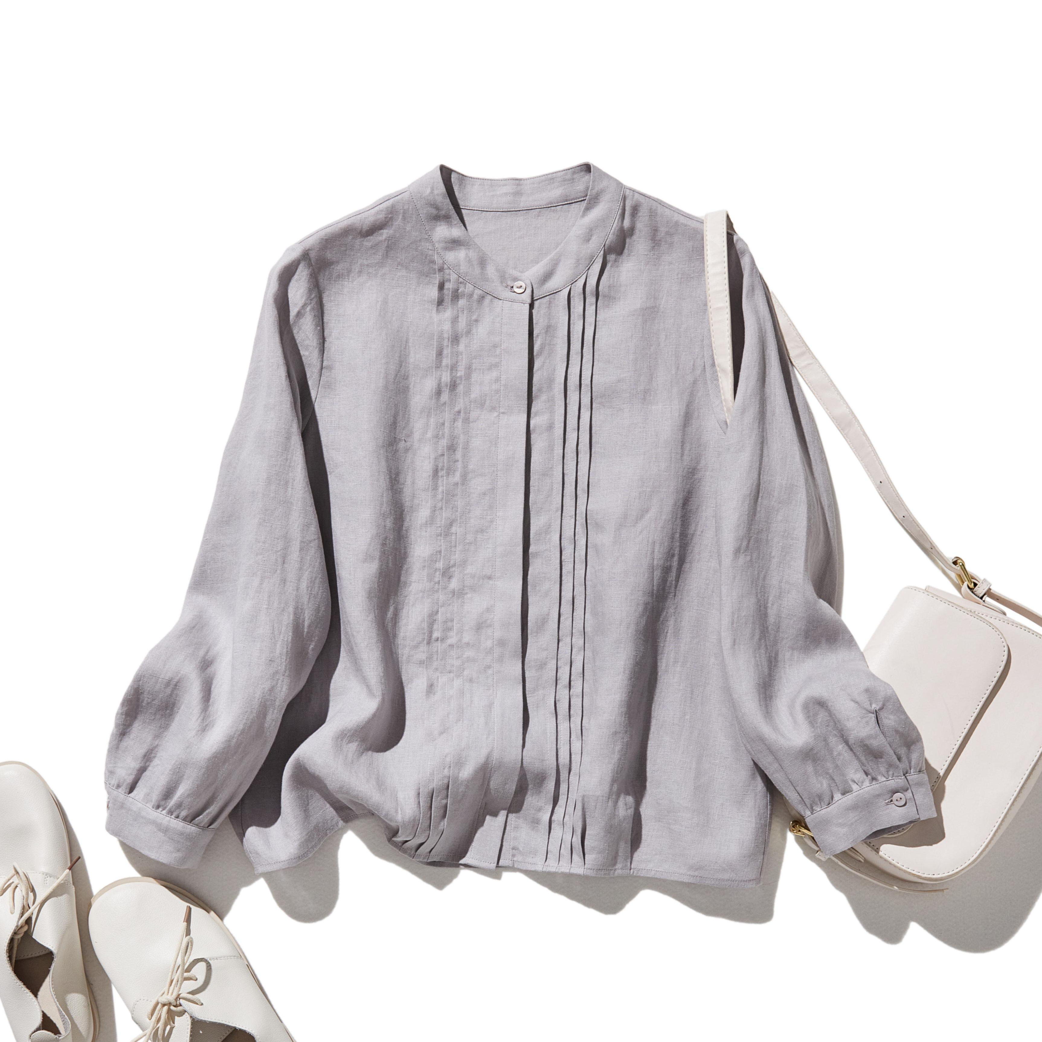 様々なシーンで活躍する万能アイテム　ピンタック入り　リネンシャツブラウス　紫がかったグレー　250412-2