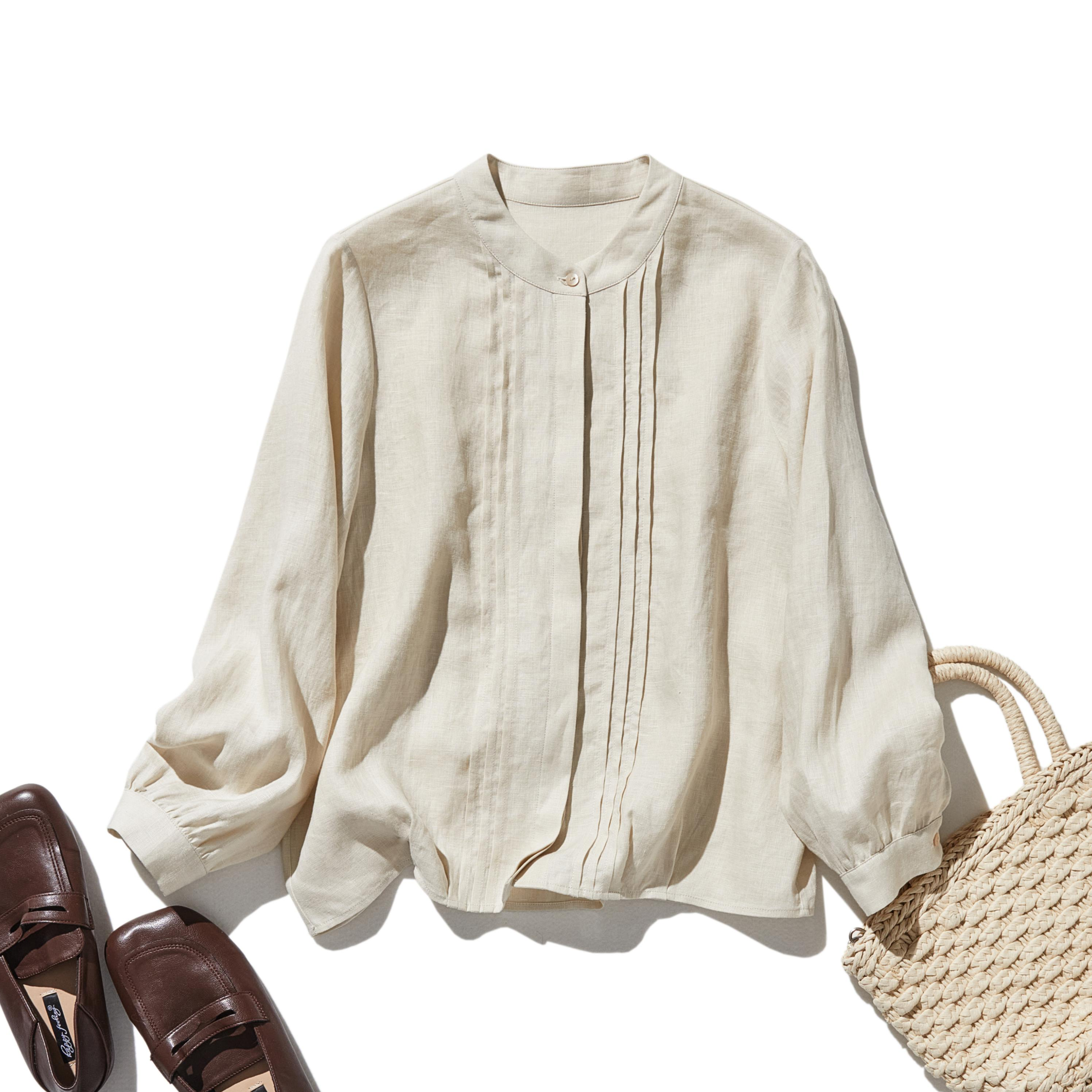 様々なシーンで活躍する万能アイテム　ピンタック入り　リネンシャツブラウス　ベージュ　250412-3