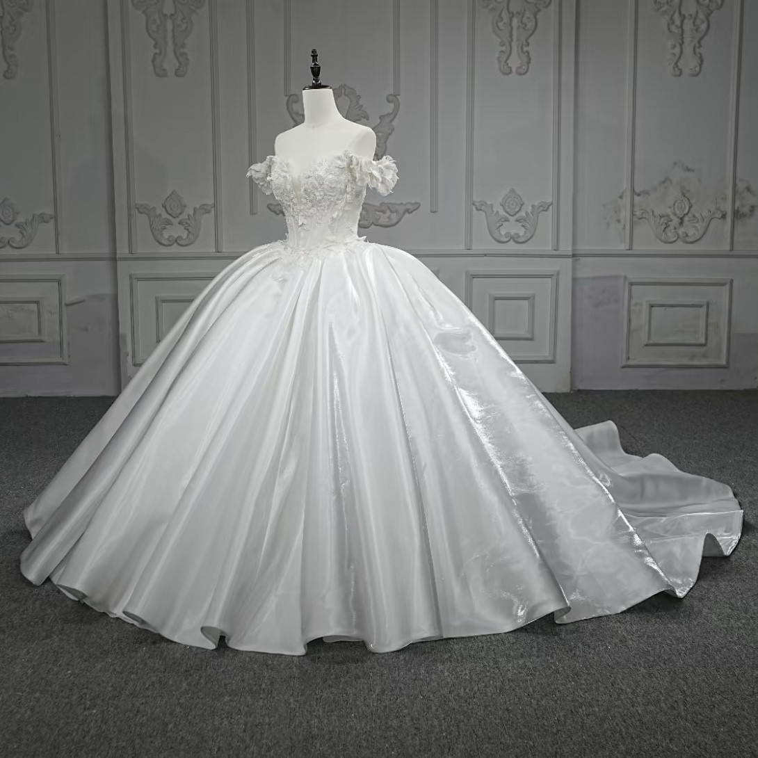 オフホワイト　フレアスカート　ボリューム　袖あり　二の腕カバー　ウェディングドレス　上質　デザイン感　素敵なドレス結婚式