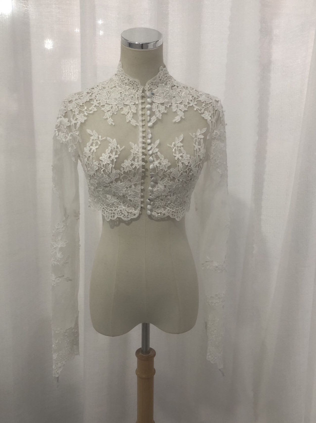 ボレロ オフホワイト 贅沢な小花総レース ロングスリーブ くるみボタン ウェディング