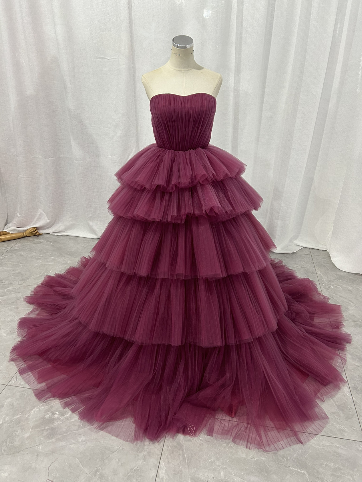 人気上昇！ ピンク  ベアトップ   カラードレス　チュールドレス　フリルオフショルダーお色直し結婚式　披露宴