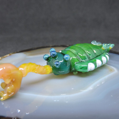 カラフル 古びた手作り額 古物 ガラスの古生物・ちっこいオパビニア その他置物 硝子細工屋