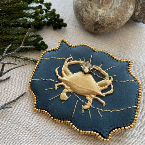 宝石を掲げる真鍮の蟹の大きめ本革ブローチ ブローチ Atelier N