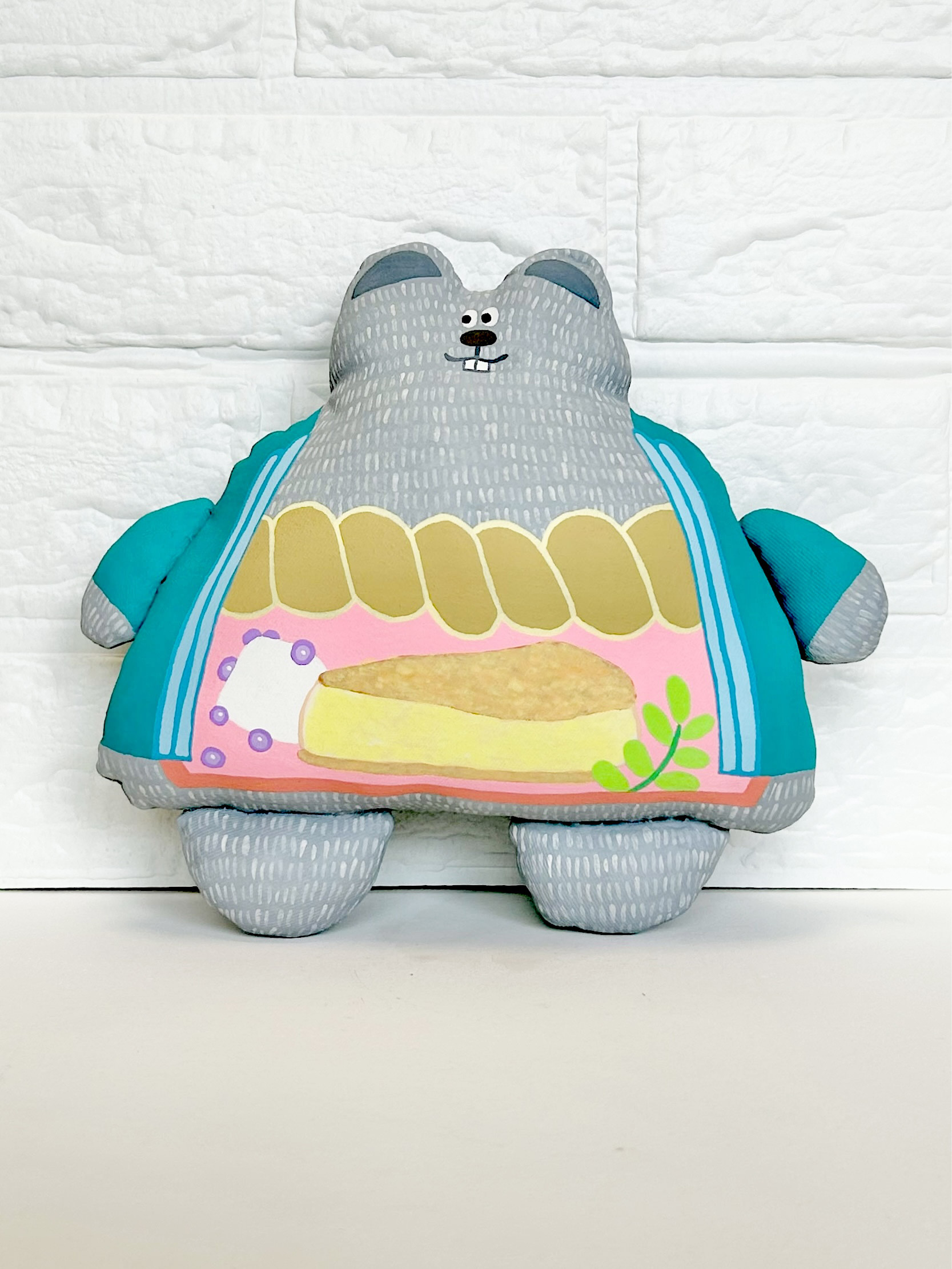 昔話「ネズミの相撲」のネズミの中くらいぬいぐるみ。アクリルの絵の具で着色しました。