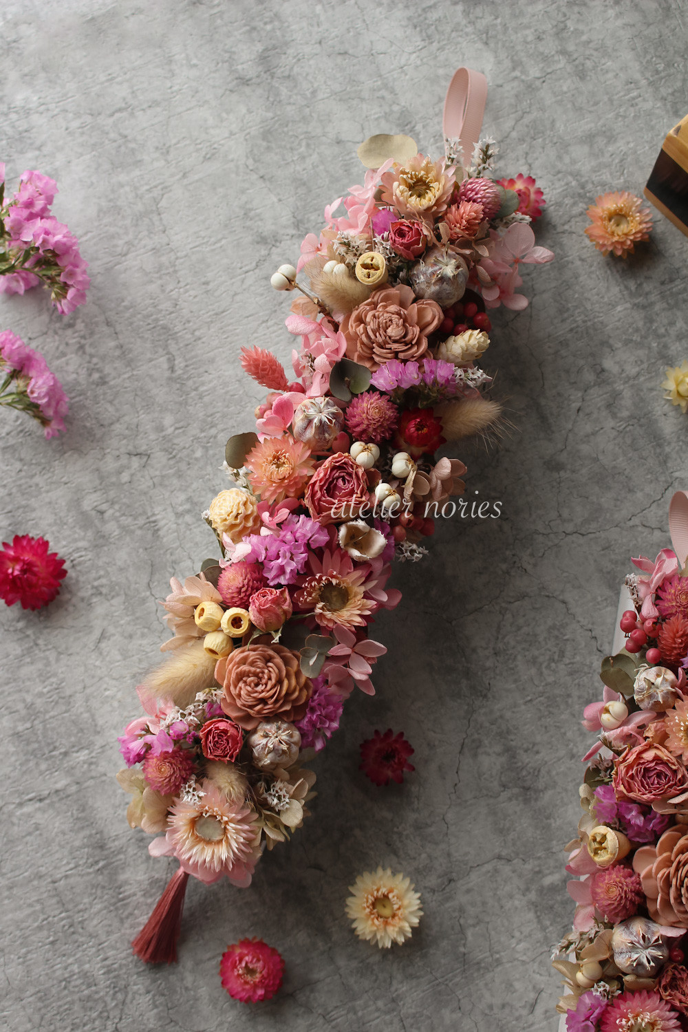 再販オレリア　ドライフラワーの縦長壁掛け（L)サイズ　くすみピンクの優しい色合い　母の日のプレゼントや贈り物に