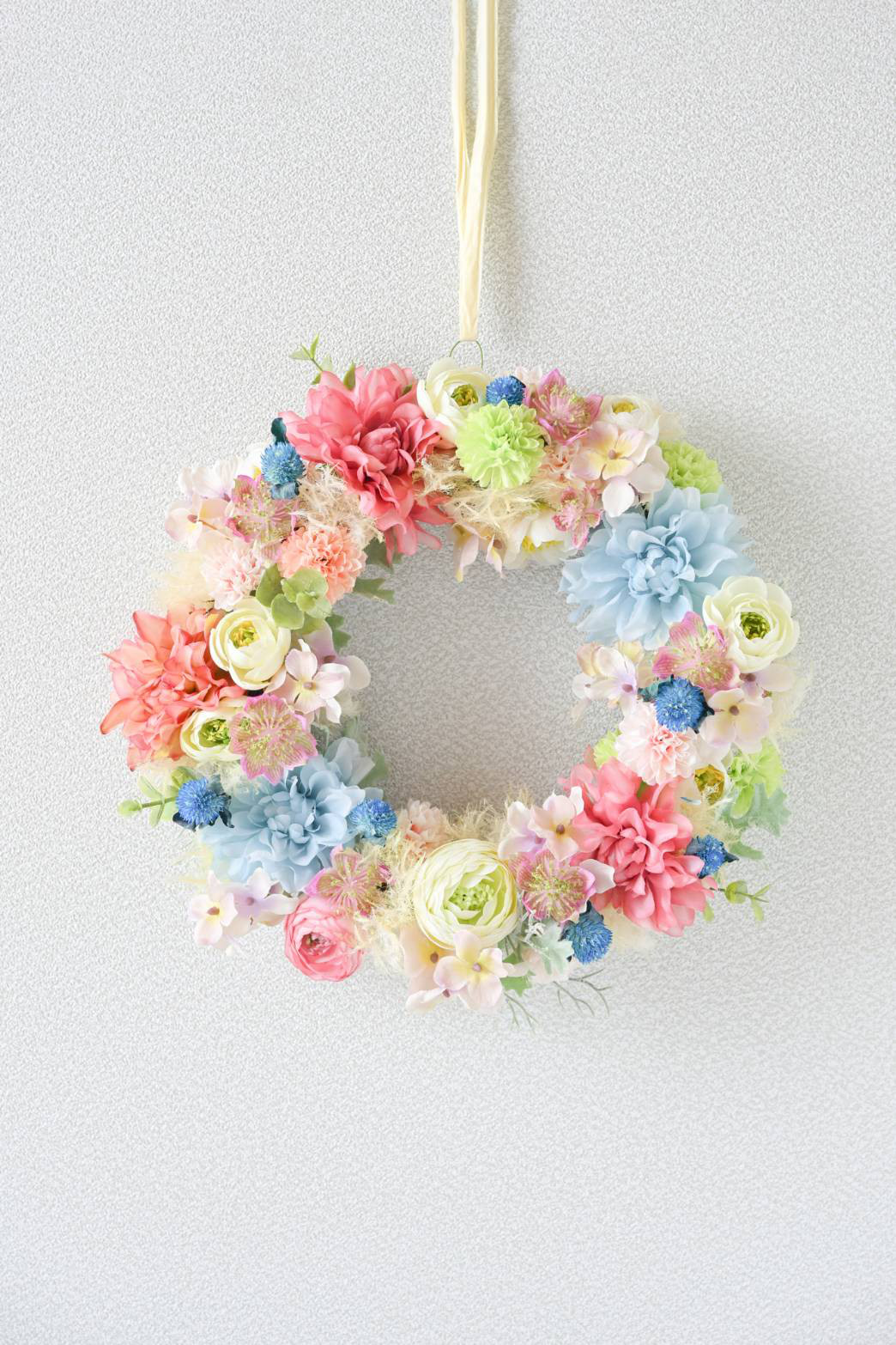 パステルカラーのアーティフィシャルフラワーリース