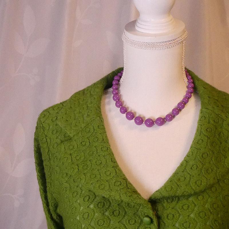 再販！　アクリルビーズ　昭和レトロネックレス「大人びて」　ショートネックレス　軽い　紫　日本製ビーズ 4,000円