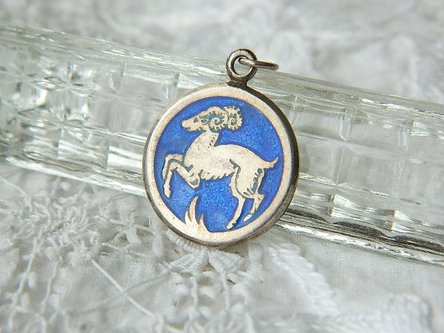 ★英国製　おひつじ座のシルバーメダル　お守り