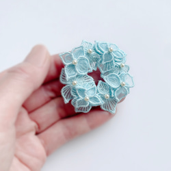 オーガンジー刺繍 紫陽花ブローチ(ブルー)【受注制作】 3枚目の画像