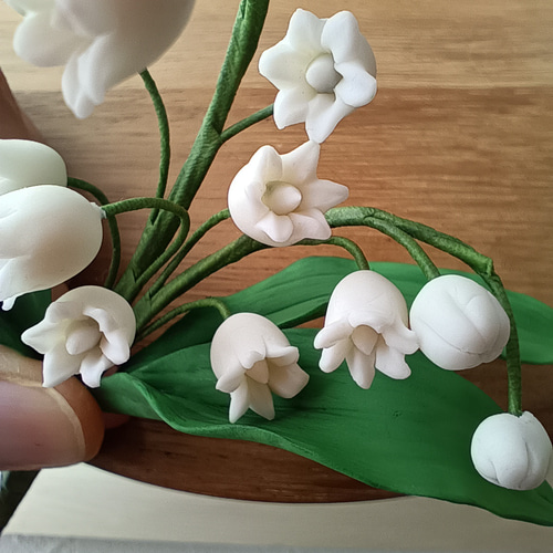 粘土の枯れないスズランピック 樹脂粘土の花 ホワイトすずらん 送料