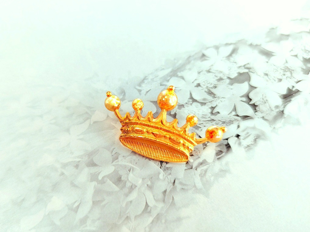 【PRIVILEGE】 胸元に小さなロイヤル。格式と遊び心が共存する、王冠のピンバッチ