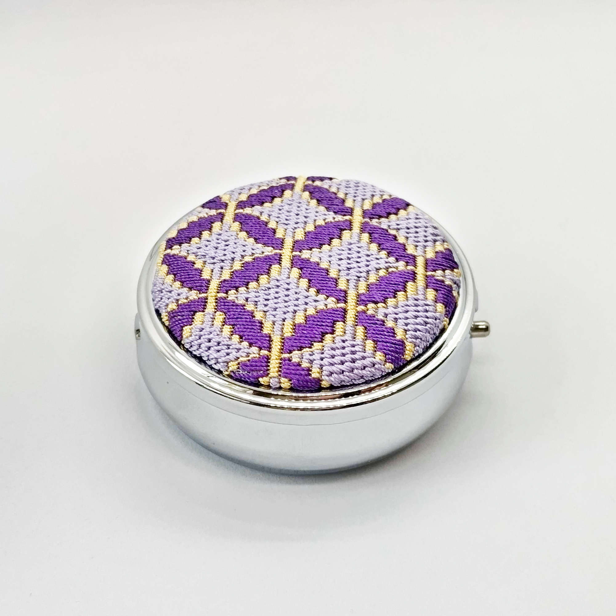 絽刺しのピルケース大　七宝（しっぽう）つなぎ　シルバー