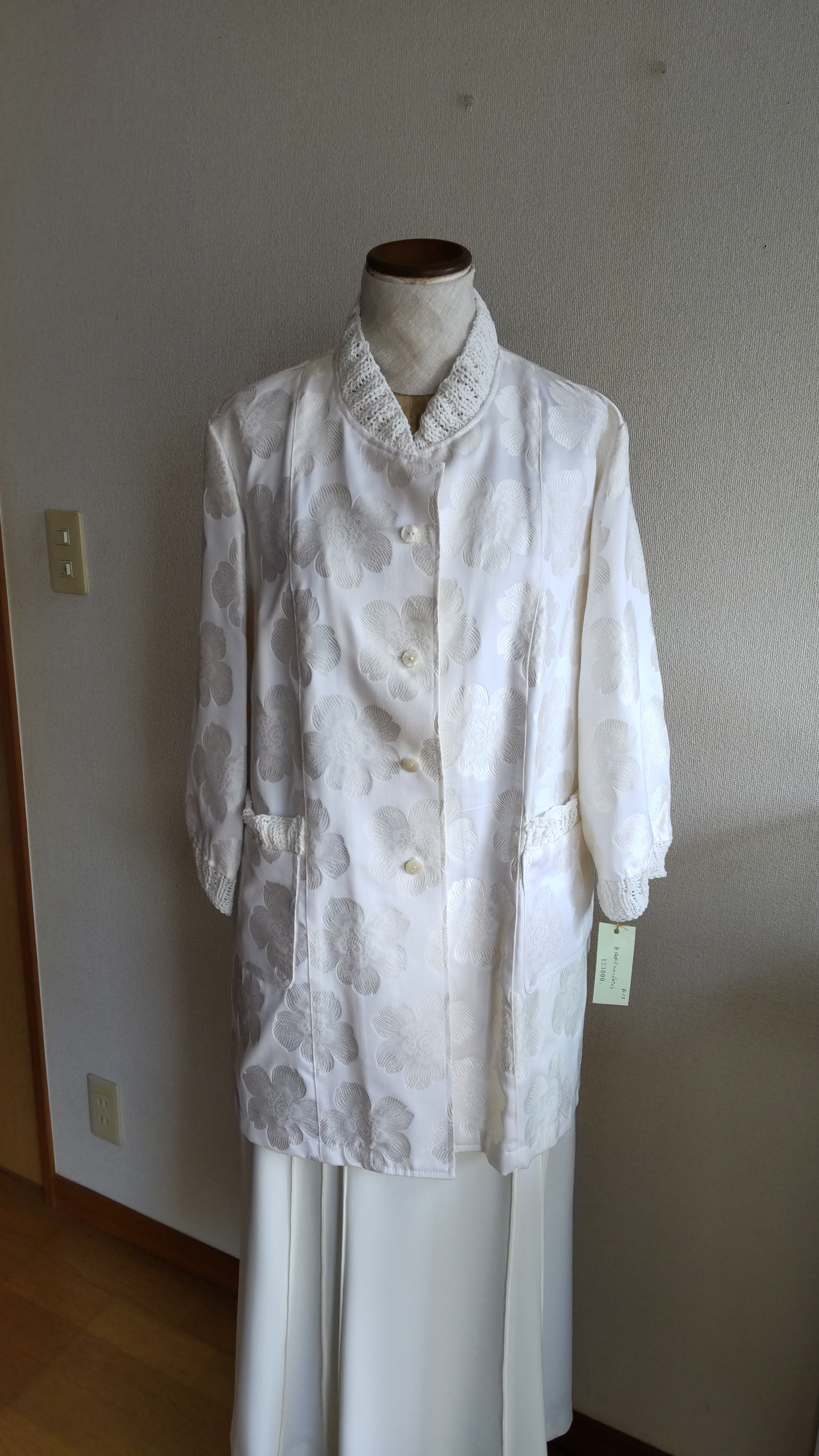 ホワイト、コツトンジャケット、襟、カフス、ポケットグチ、ニットで、手編み