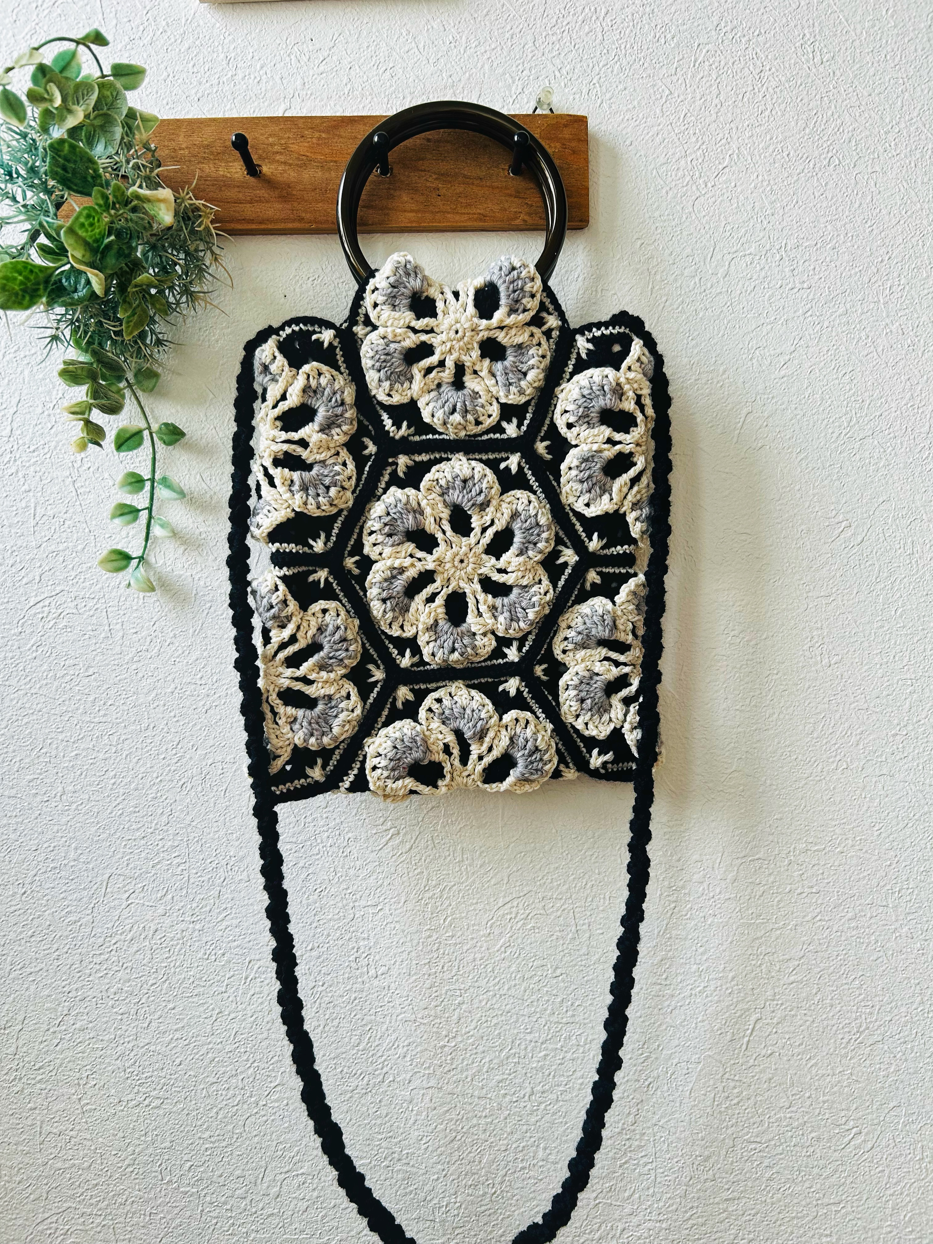 カギ編みモチーフのサコッシュ《黒》